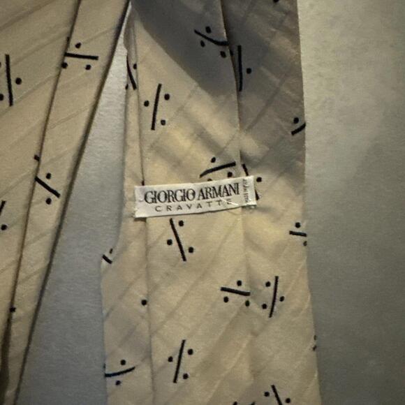 Giorgio Armani Made In Italy Gild Men's Neck Tie - Picture 2 of 3